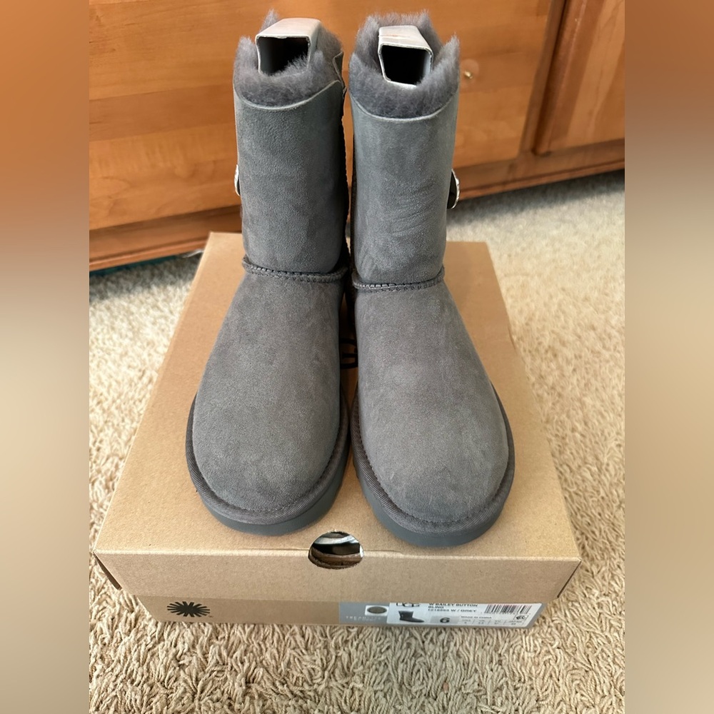 NWT UGG GREY BAILEY BLING